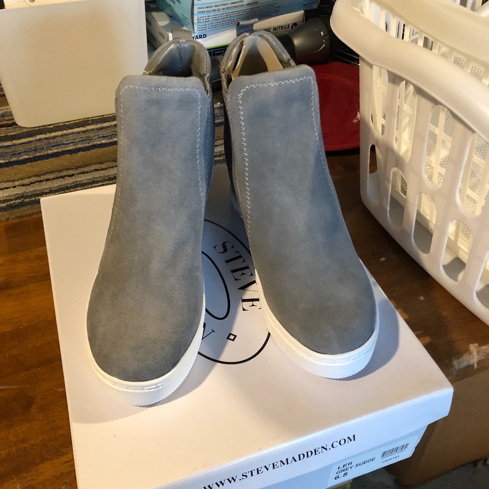 New with box Steve Madden wedge real suede sneakers grey color size 6.5